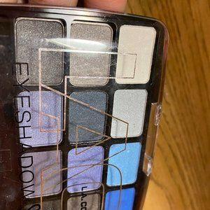 I'm selling a little L.A colors Eyeshadow pallet.